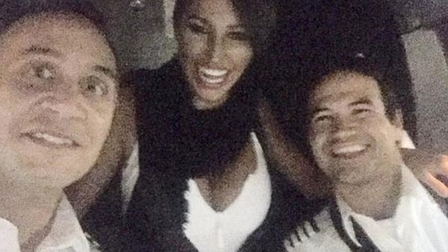 Phi công bị đuổi việc vì cho người mẫu vào khoang lái ngồi cùng ảnh 1