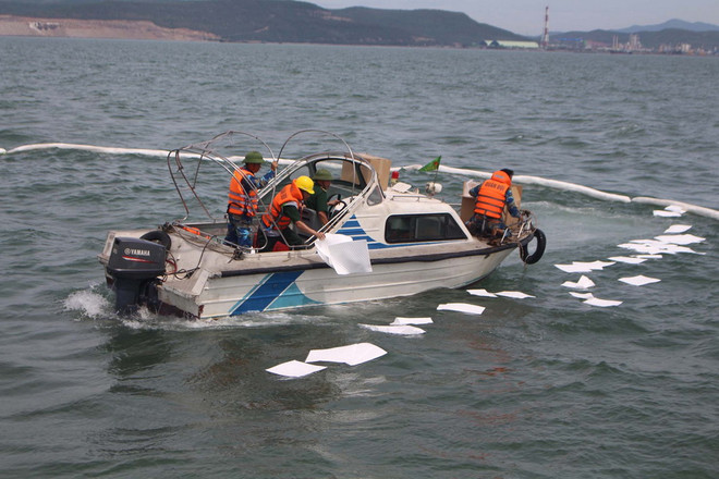 Nhân viên tiếp dầu bất cẩn khiến dầu loang ra biển ở Nghi Sơn ảnh 1