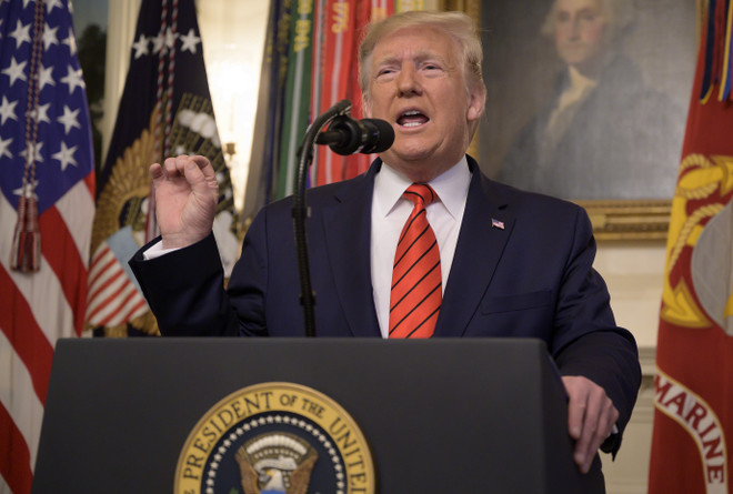Tổng thống Mỹ Donald Trump cân nhắc tham gia điều trần luận tội. (Nguồn: AFP/TTXVN) Tổng thống Trump "sẵn sàng cân nhắc" tham gia điều trần luận tội ảnh 1