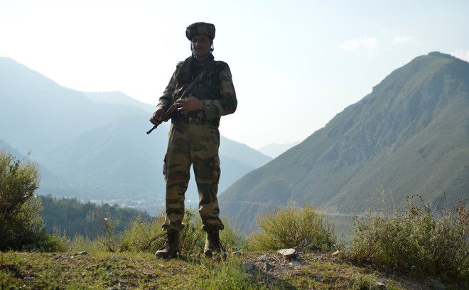 Binh sỹ Ấn Độ gác gần khu vực Ranh giới kiểm soát (LOC) giữa Ấn Độ và Pakistan. (Nguồn: AFP/TTXVN) Giao tranh dữ dội giữa binh sỹ Ấn Độ-Pakistan dọc ranh giới ở Kashmir ảnh 1
