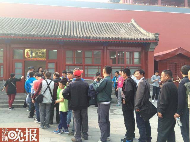 Phái mạnh lên tiếng phản đối vì bị chị em "cướp" nhà vệ sinh ảnh 1