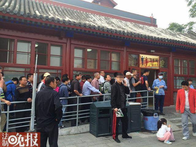 Phái mạnh lên tiếng phản đối vì bị chị em "cướp" nhà vệ sinh ảnh 2