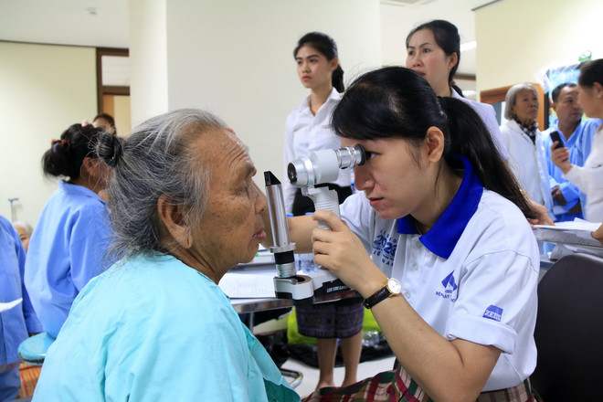 Bệnh viện Mắt TP.HCM mổ đục thủy tinh thể cho 300 bệnh nhân Lào ảnh 6