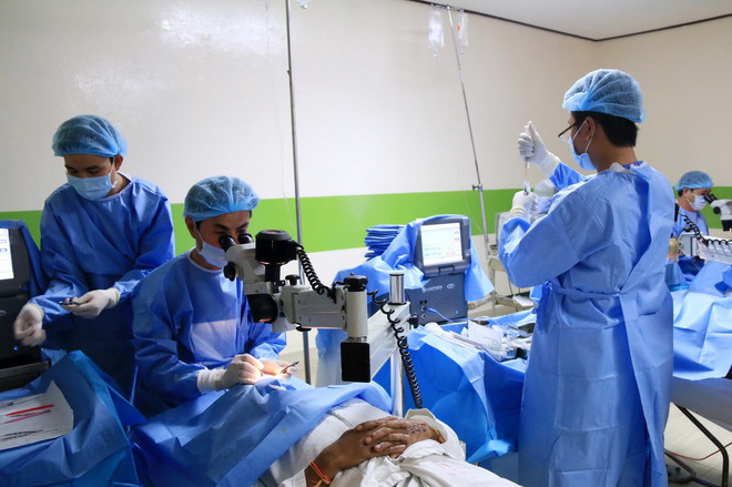 Bệnh viện Mắt TP.HCM mổ đục thủy tinh thể cho 300 bệnh nhân Lào ảnh 4