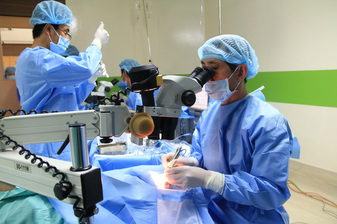 Bệnh viện Mắt TP.HCM mổ đục thủy tinh thể cho 300 bệnh nhân Lào ảnh 5