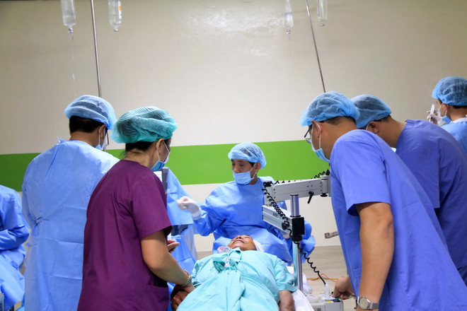 Bệnh viện Mắt TP.HCM mổ đục thủy tinh thể cho 300 bệnh nhân Lào ảnh 2