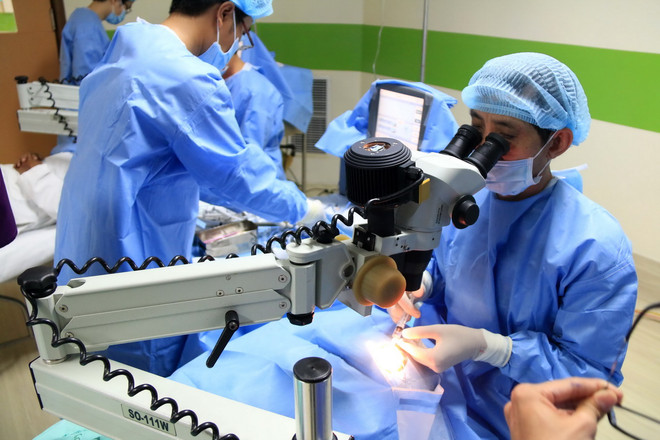 Bệnh viện Mắt TP.HCM mổ đục thủy tinh thể cho 300 bệnh nhân Lào ảnh 3