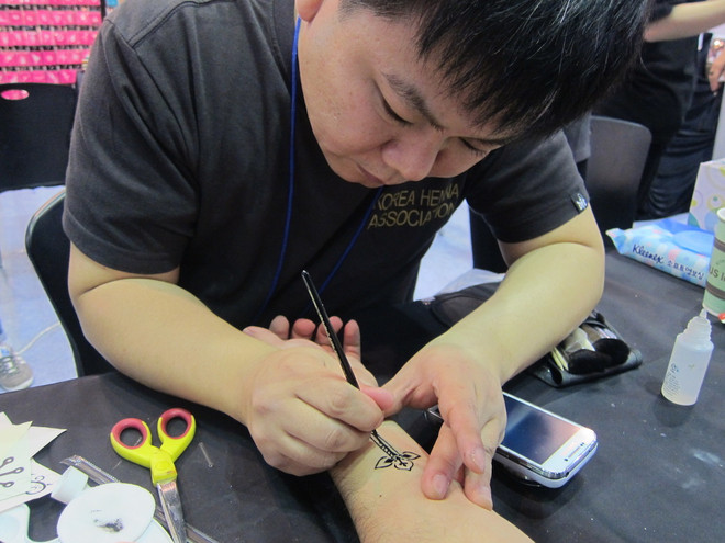 Giới trẻ Hàn Quốc xếp hàng dài đợi xăm hình siêu tốc ảnh 1