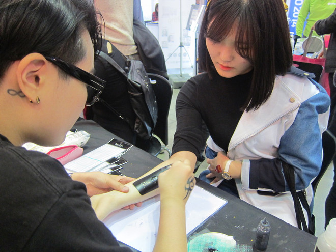 Giới trẻ Hàn Quốc xếp hàng dài đợi xăm hình siêu tốc ảnh 6