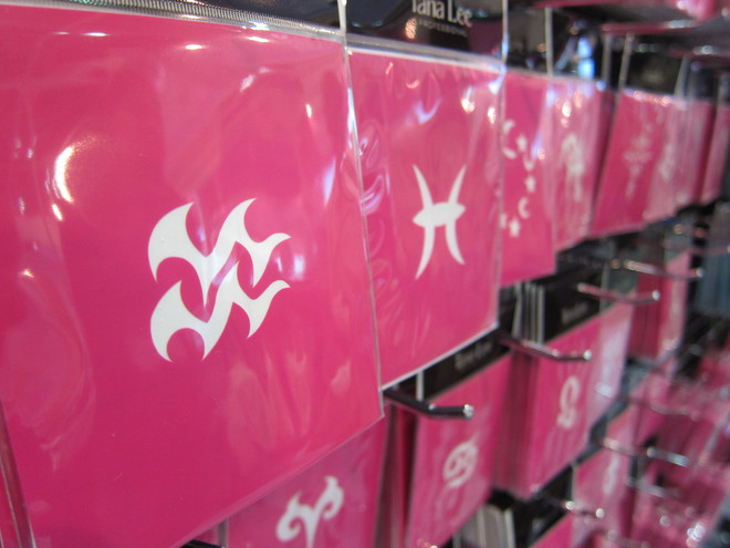 Giới trẻ Hàn Quốc xếp hàng dài đợi xăm hình siêu tốc ảnh 8