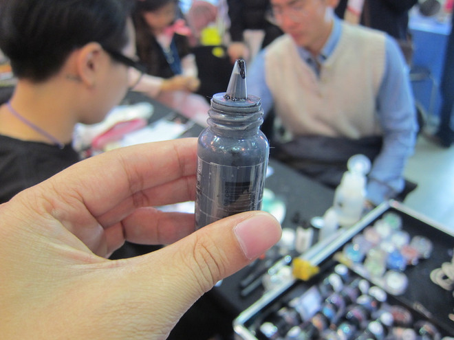 Giới trẻ Hàn Quốc xếp hàng dài đợi xăm hình siêu tốc ảnh 4