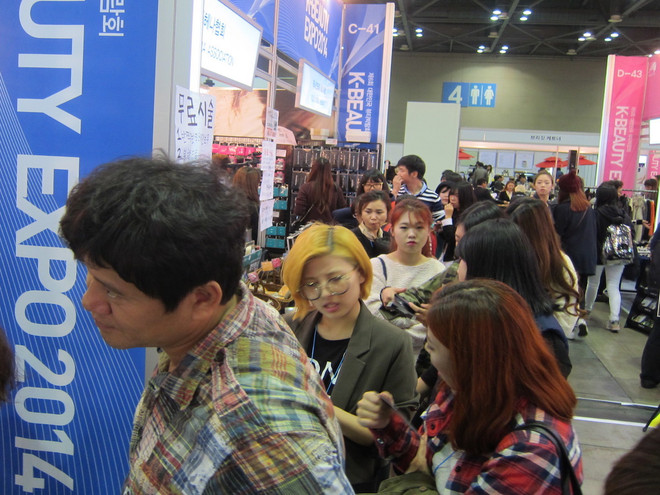 Giới trẻ Hàn Quốc xếp hàng dài đợi xăm hình siêu tốc ảnh 2