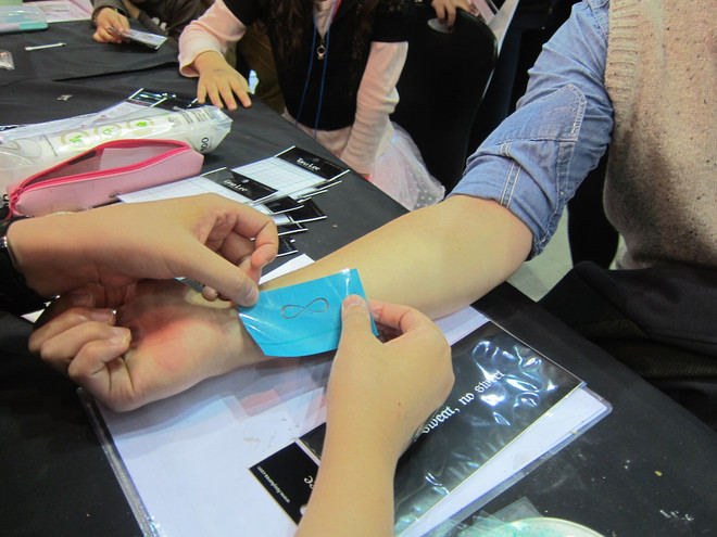 Giới trẻ Hàn Quốc xếp hàng dài đợi xăm hình siêu tốc ảnh 3