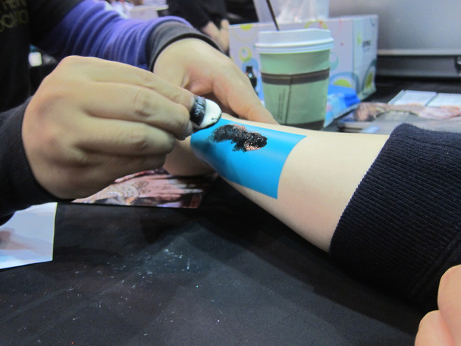 Giới trẻ Hàn Quốc xếp hàng dài đợi xăm hình siêu tốc ảnh 5