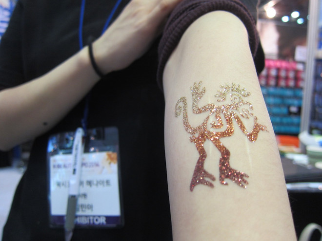 Giới trẻ Hàn Quốc xếp hàng dài đợi xăm hình siêu tốc ảnh 7