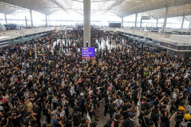 Người biểu tình tràn vào sân bay quốc tế Hong Kong. (Nguồn: Reuters) Cảnh sát Hong Kong bắt giữ gần 150 đối tượng biểu tình quá khích ảnh 1