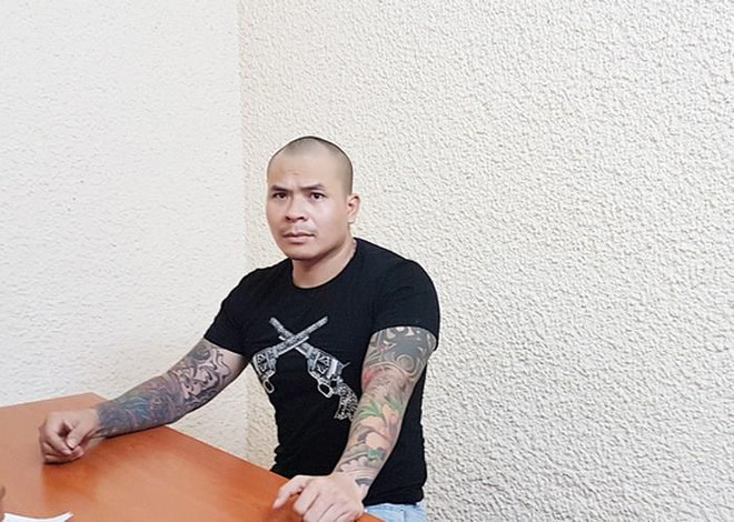 Quang Rambo tại cơ quan công an. (Nguồn: Công an Hà Nội) Hà Nội tạm giữ trùm đòi nợ thuê Quang Rambo và đồng phạm ảnh 1