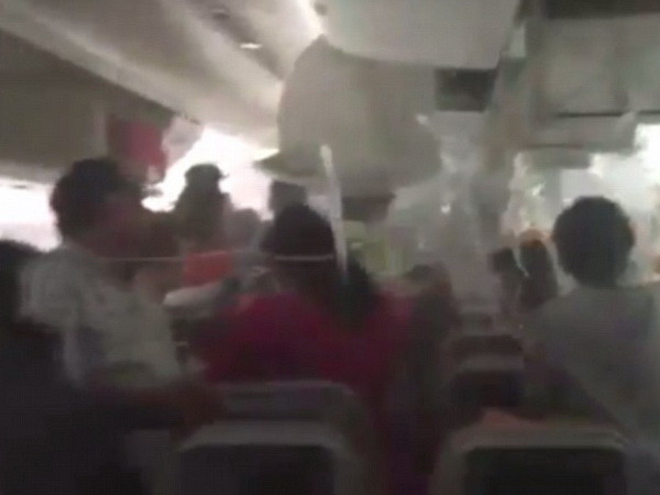 [Video] Hành khách hoảng loạn nhưng vẫn lo lấy hành lý dù máy bay cháy ảnh 1