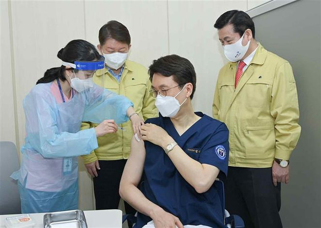 Nhân viên y tế được tiêm vaccine phòng COVID-19 tại Daegu, Hàn Quốc, ngày 3/3/2021. (Ảnh: Yonhap/TTXVN) COVID-19: Hàn Quốc, Mông Cổ liên tiếp ghi nhận ca nhiễm mới ở mức cao ảnh 1