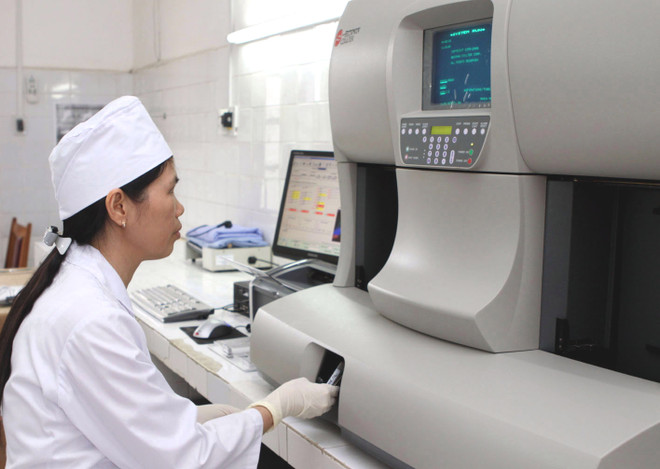 Lãnh đạo Hà Nội chỉ đạo làm rõ quy trình đấu thầu máy xét nghiệm ảnh 1