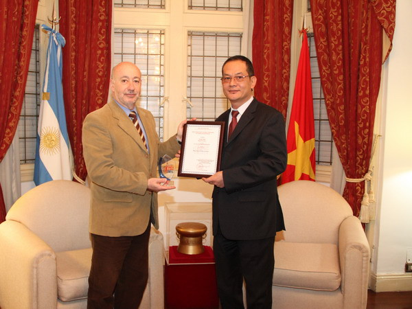 Nhà báo Argentina vinh dự nhận giải báo chí đối ngoại của Việt Nam ảnh 1