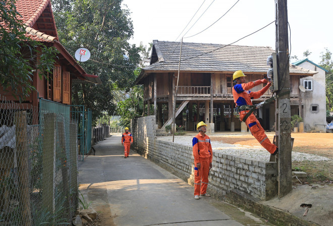Hành trình đưa điện lưới Quốc gia "lên núi, xuống biển" ảnh 1
