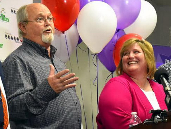 Người đầu tiên trúng xổ số Powerball quyết định nhận tiền một cục ảnh 1