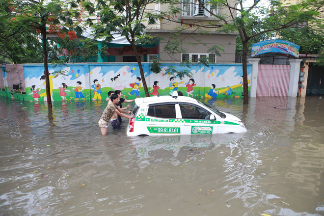 Taxi Thành Lợi ngập trong nước, lươn chui cả vào trong xe ảnh 2
