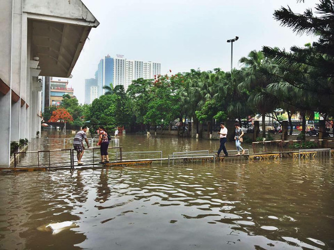 Trường Đại học Kiến Trúc Hà Nội “loay hoay” giữa biển nước ảnh 2