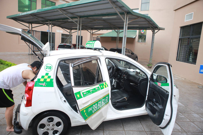 Taxi Thành Lợi ngập trong nước, lươn chui cả vào trong xe ảnh 5