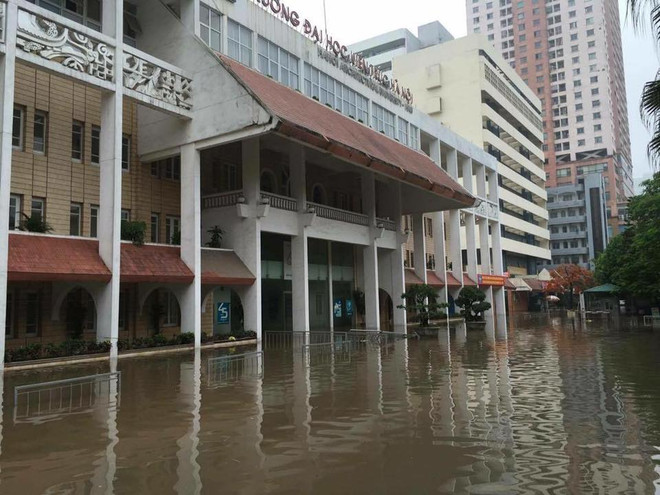 Trường Đại học Kiến Trúc Hà Nội “loay hoay” giữa biển nước ảnh 1