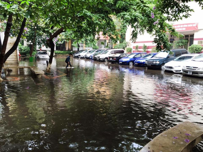 Trường Đại học Kiến Trúc Hà Nội “loay hoay” giữa biển nước ảnh 6
