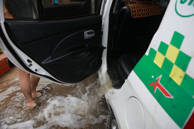 Taxi Thành Lợi ngập trong nước, lươn chui cả vào trong xe ảnh 3
