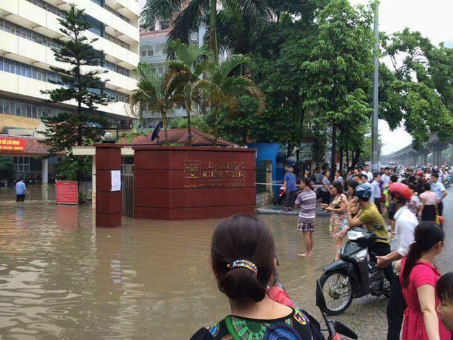 Trường Đại học Kiến Trúc Hà Nội “loay hoay” giữa biển nước ảnh 8