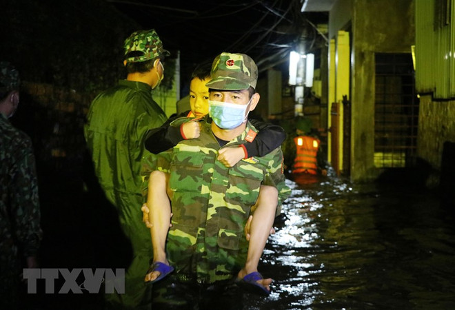 Phú Yên: Những người lính kề vai cùng người dân vượt qua bão, lũ ảnh 1
