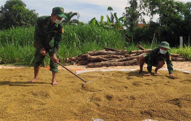 Phú Yên: Những người lính kề vai cùng người dân vượt qua bão, lũ ảnh 3