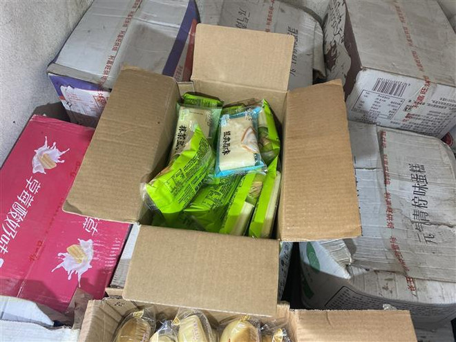 Hàng lậu không rõ nguồn gốc, xuất xứ bị lực lượng chức năng thu giữ. (Ảnh: TTXVN) Công an Lào Cai thu giữ nhiều lô hàng không rõ nguồn gốc, xuất xứ ảnh 2