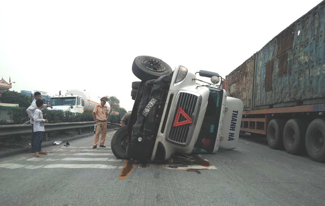 Xảy ra liên tiếp hai vụ tai nạn xe container, Quốc lộ 5 ùn tắc kéo dài ảnh 1