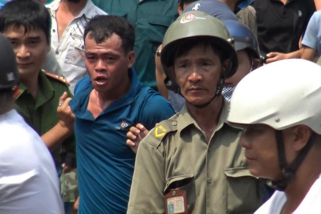 Khống chế nghi can cướp tài sản, cố thủ suốt 3 tiếng trong tiệm game ảnh 1