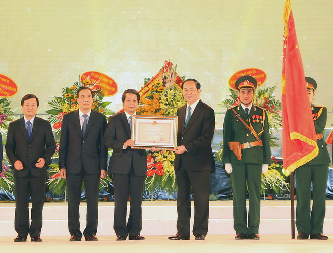 Chủ tịch nước Trần Đại Quang trao Huân chương Độc lập hạng Nhất cho Đảng bộ, chính quyền và nhân dân các dân tộc tỉnh Phú Thọ. (Ảnh: Nhan Sáng/TTXVN) Chủ tịch nước dự lễ kỷ niệm 125 năm thành lập tỉnh Phú Thọ ảnh 1