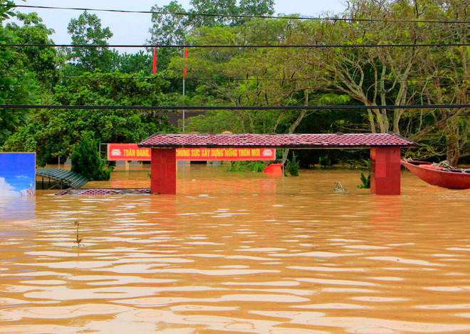 Nước lũ vẫn dâng cao, Hà Tĩnh và Quảng Bình tiếp tục ngập sâu ảnh 1