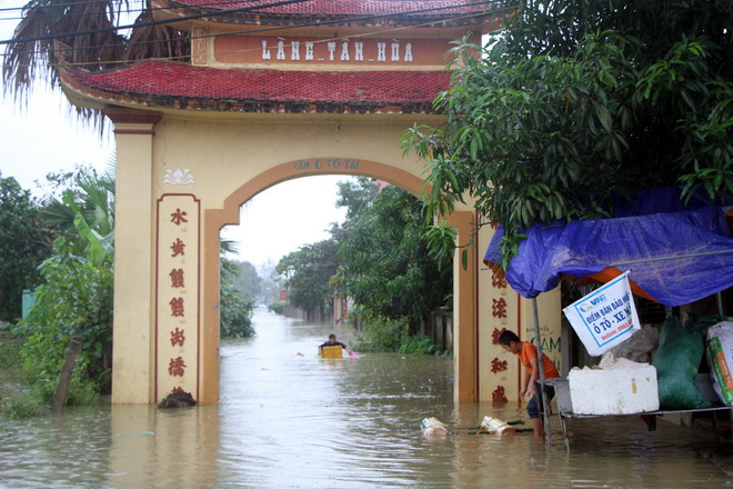 Mưa lũ ở Miền Trung: Hà Tĩnh ngập sâu trong biển nước ảnh 7