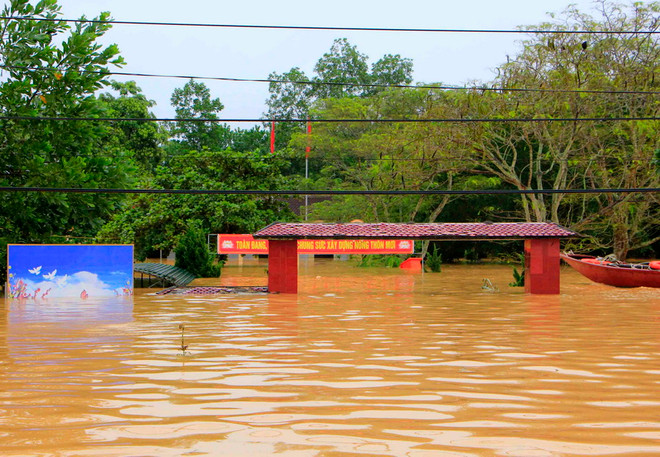 Mưa lũ ở Miền Trung: Hà Tĩnh ngập sâu trong biển nước ảnh 5