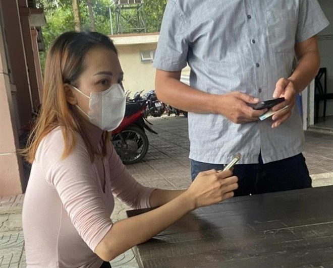 Phòng Cảnh sát Hình sự Công an tỉnh Bình Dương tạm giữ đối tượng Nguyễn Thị Thắm để điều tra hành vi cho vay lãi nặng trong giao dịch dân sự. (Ảnh: TTXVN phát) Bình Dương bắt hai đối tượng “tín dụng đen” cho vay lãi cao đến 475% ảnh 1