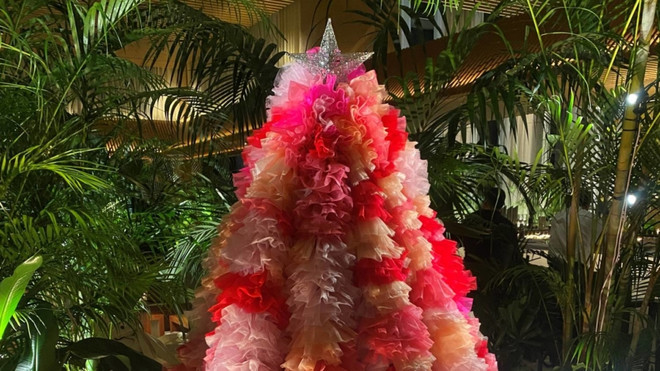 Độc đáo thiết kế váy hình cây thông Giáng sinh tại Nhật Bản ảnh 1