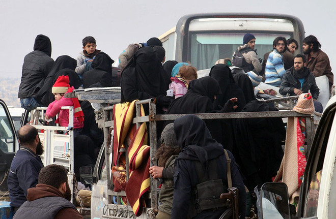 Đoàn xe đưa người dân Syria sơ tán khỏi miền đông Aleppo ngày 16/12. (Nguồn: AP/TTXVN) Nga, Thổ Nhĩ Kỳ và Iran nhất trí về tiến trình chính trị ở Syria ảnh 1