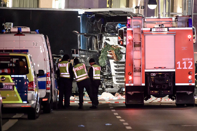 Chiếc xe tải gây án tại khu chợ Giáng Sinh ở Berlin ngày 19/12. (Nguồn: EPA/TTXVN) Bà Merkel điện đàm với ông Obama thảo luận tình hình an ninh ảnh 1