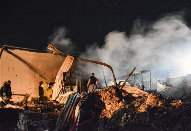 Hiện trường một vụ không kích của Israel xuống khu vực Latakia (Syria), ngày 5/5/2021. (Ảnh: AFP/ TTXVN) Mỹ, Anh bắn hạ máy bay không người lái, Israel không kích ở Syria ảnh 1