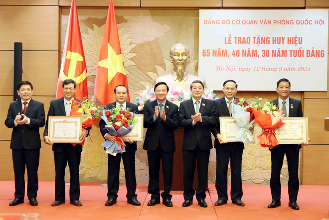 ttxvn_20240912_chu tich quoc hoi tran thanh man_le trao huy hieu 65 năm tuoi dang (6).jpg