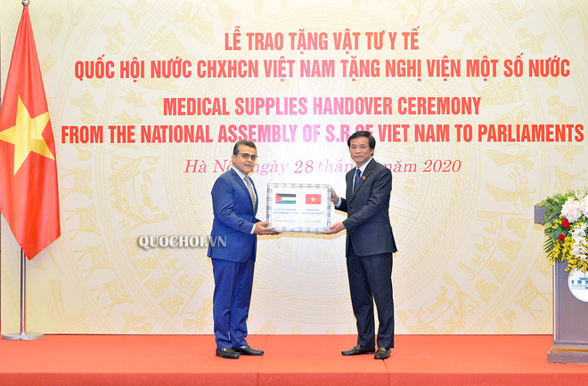 Quốc hội Việt Nam trao vật tư y tế tặng Nghị viện một số nước ảnh 1